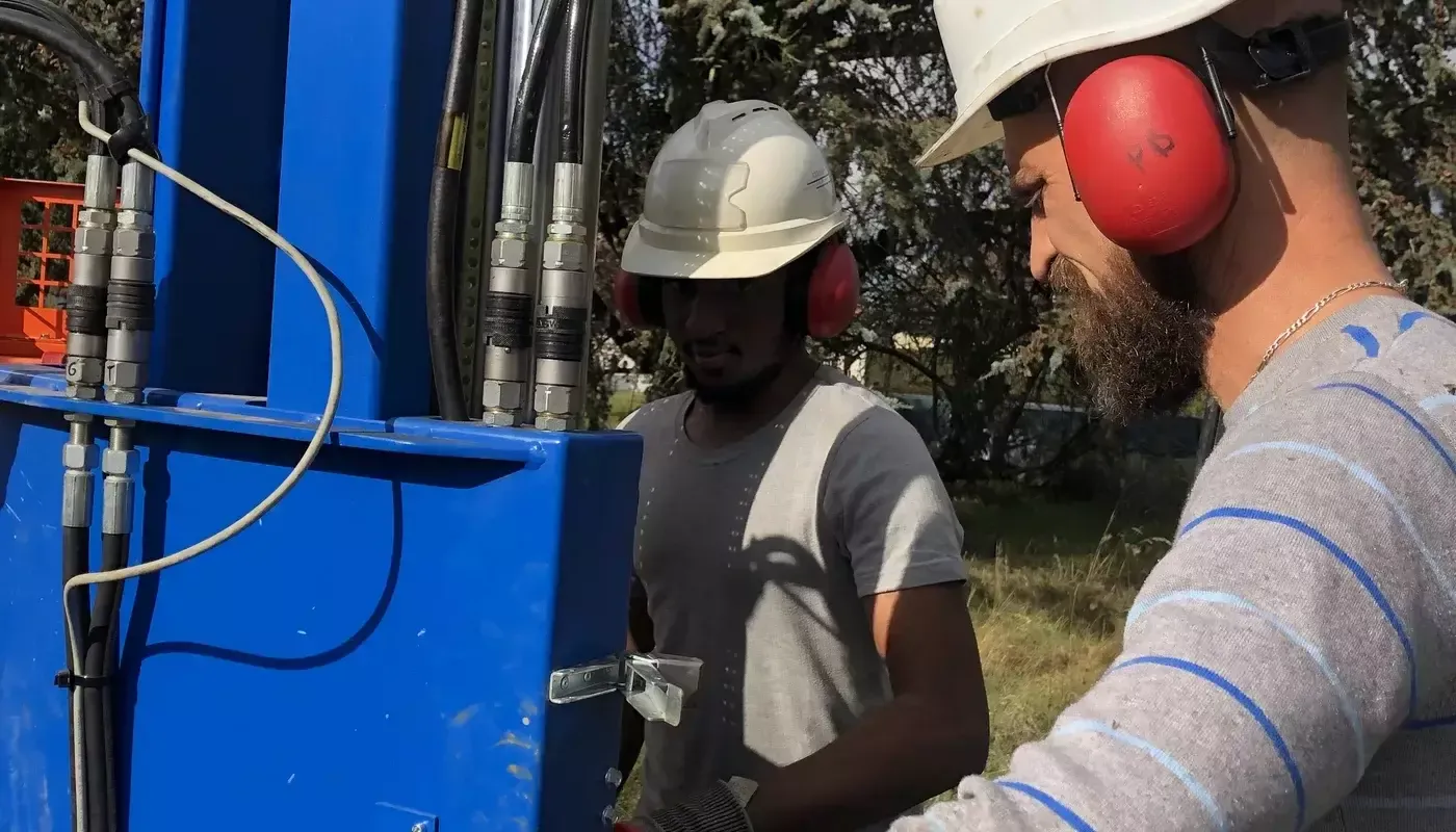 Techniciens réalisant des sondages pour une étude d'assainissement