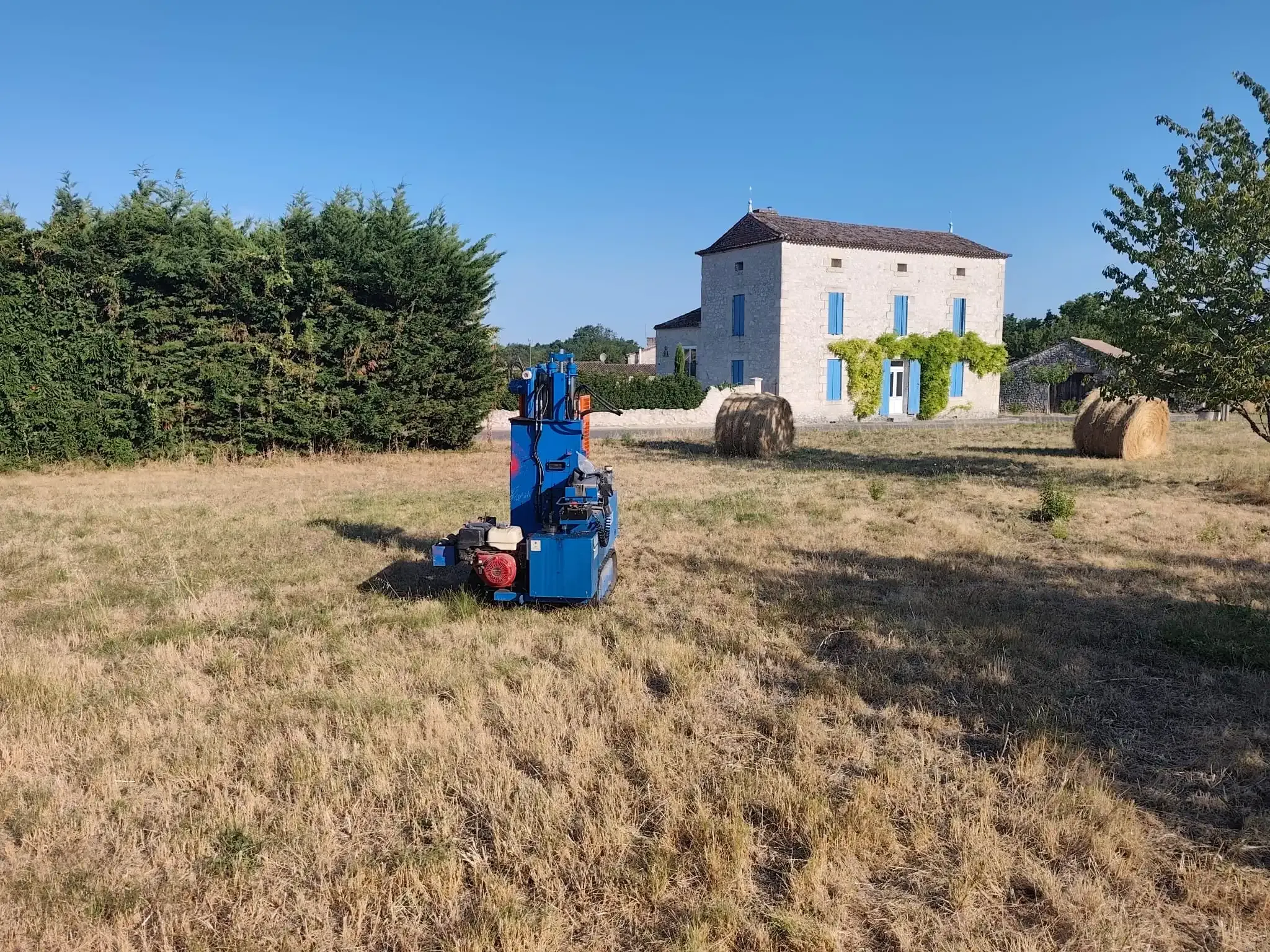 Sondage géotechnique G1 en cours sur un terrain à vendre : foreuse Univers Sol et opérateur en pleine reconnaissance des sols.